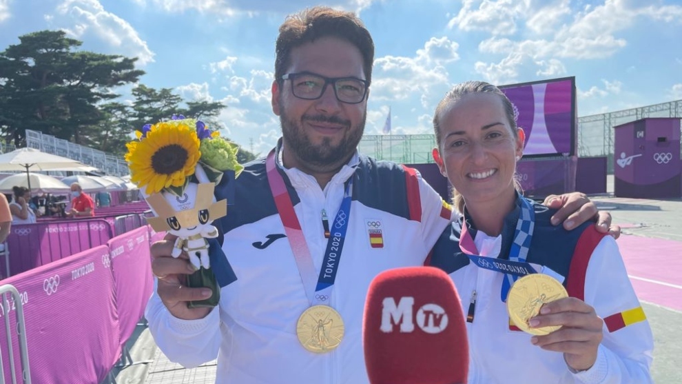 Alberto Fernández y Fátima Gálvez posando para MARCA con sus preseas de oro