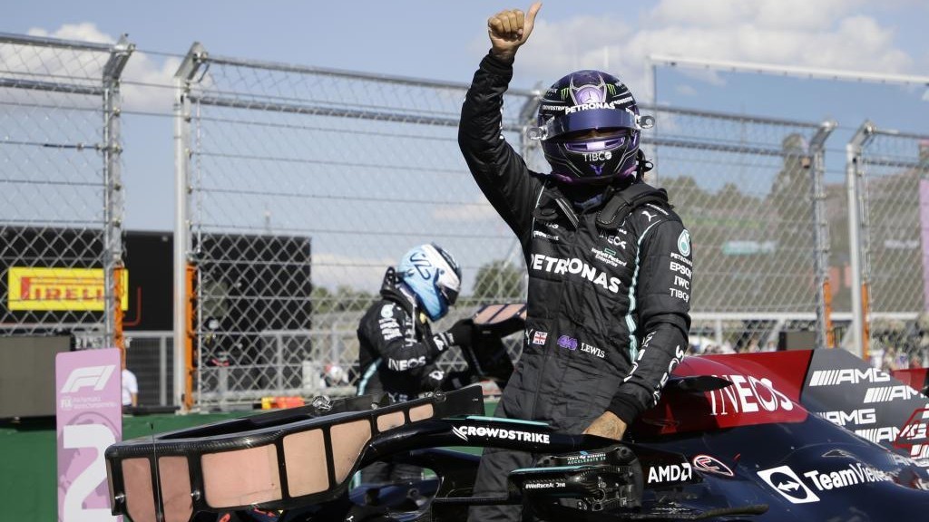 Hamilton celebra la pole en el GP de HUngría 2021.