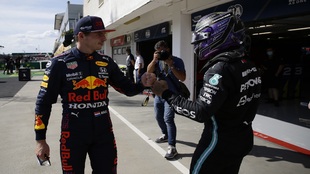 Verstappen y Hamilton, saludndose tras la clasificacin de hoy en...