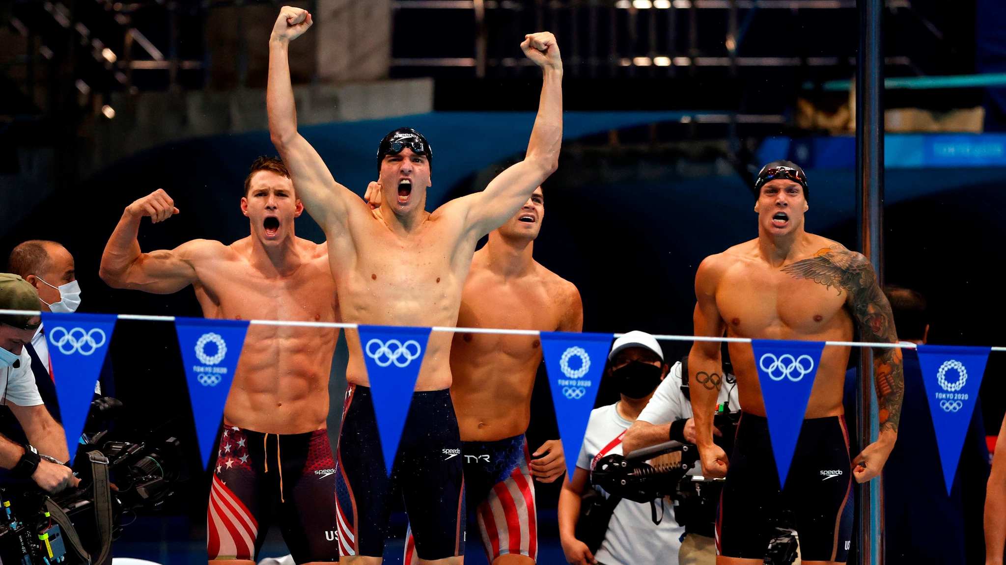 Los estadounidenses celebran su triunfo en la última prueba de la natación en piscina