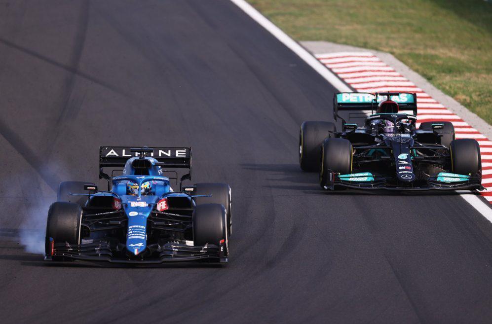 Alonso bloquea en la curva 1 de Hungaroring ante Hamilton.