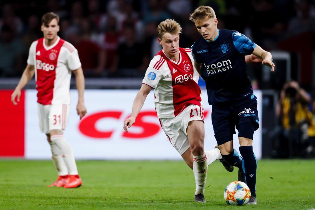 Odegaard, ante De Jong en un Ajax-Vitesse