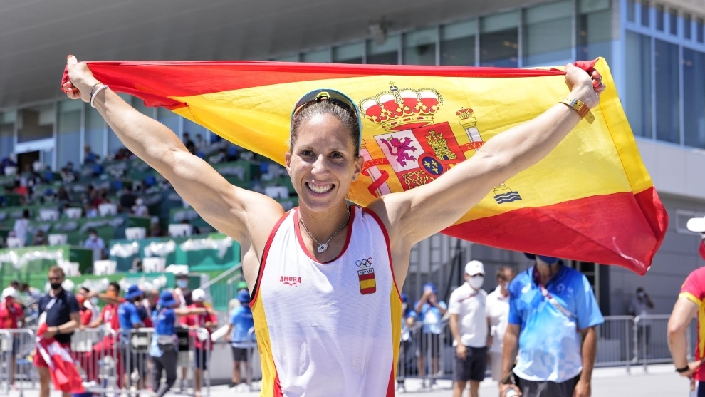 Teresa Portela, celebrando su actuación con la bandera de España