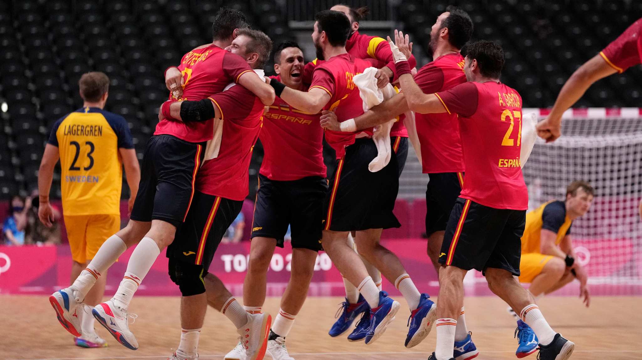 Los jugadores de la selección española celebran la victoria /