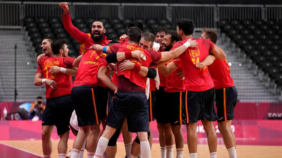 Los jugadores de la selección española de balonmano celebran la victoria