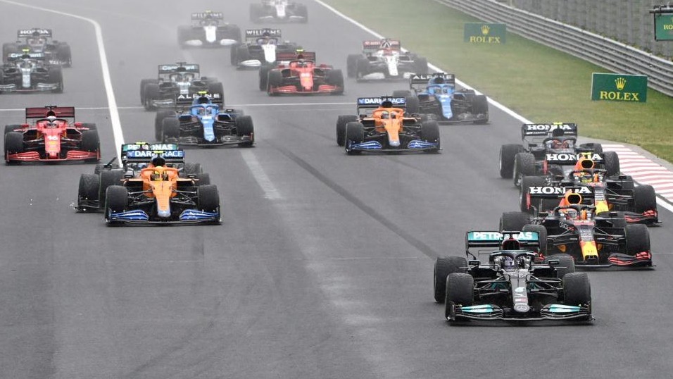 La salida del GP de Hungría, con Hamilton y los dos Red Bull en cabeza, antes del accidente.