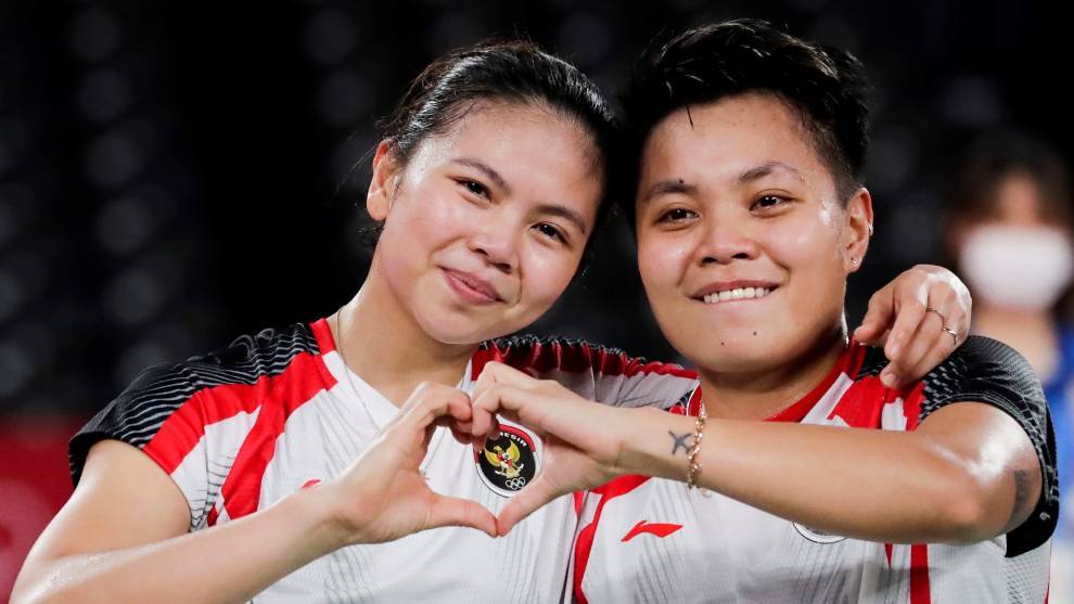 Apriyani Rahayu y Greysia Polii celebran la medalla conquistada en el dobles de bádminton