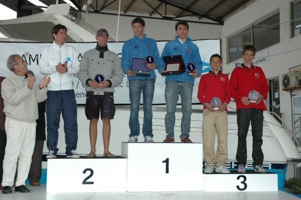 Nico en lo alto del podio de un torneo juvenil y Xammar en el segundo cajón.