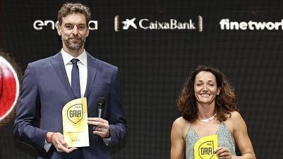 Pau Gasol y Laia Palau, con sus Premios Leyenda en la II Gala del Baloncesto Español.