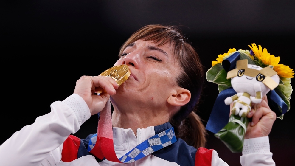 Sandra Snchez besa emocionada la medalla de oro.