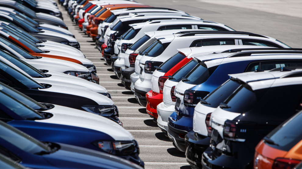 Decenas de coches nuevos en la fábrica de Volkswagen en Navarra.