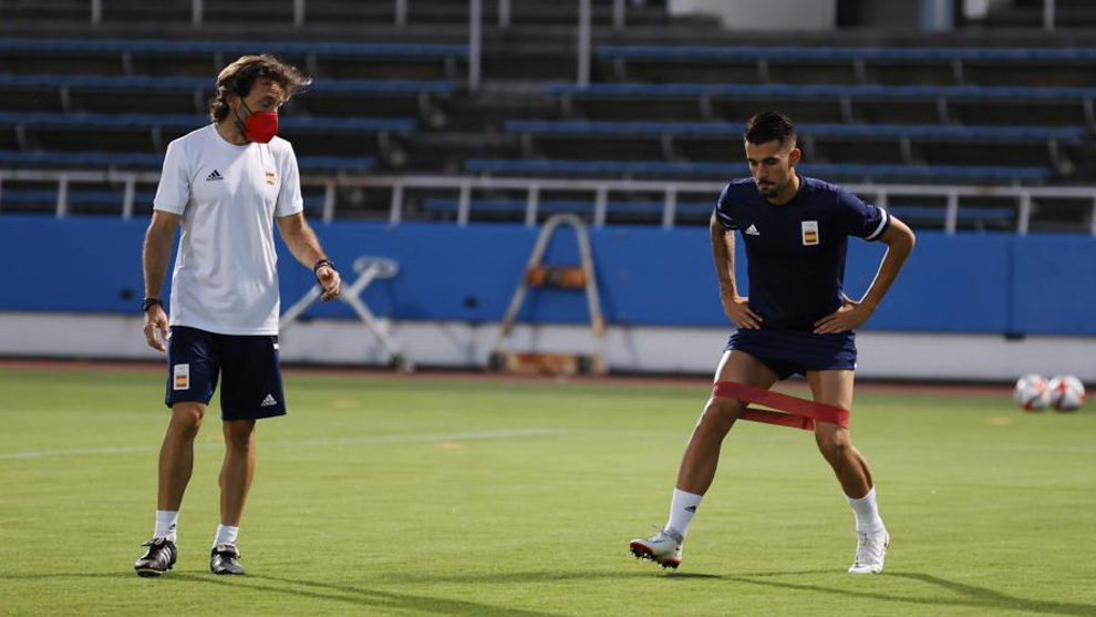 Dani Ceballos durante un entrenamiento con Carlos Rivera, preparador físico.