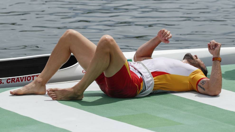 Saúl Craviotto, en el suelo y con los puños cerrados, celebra la medalla de plata