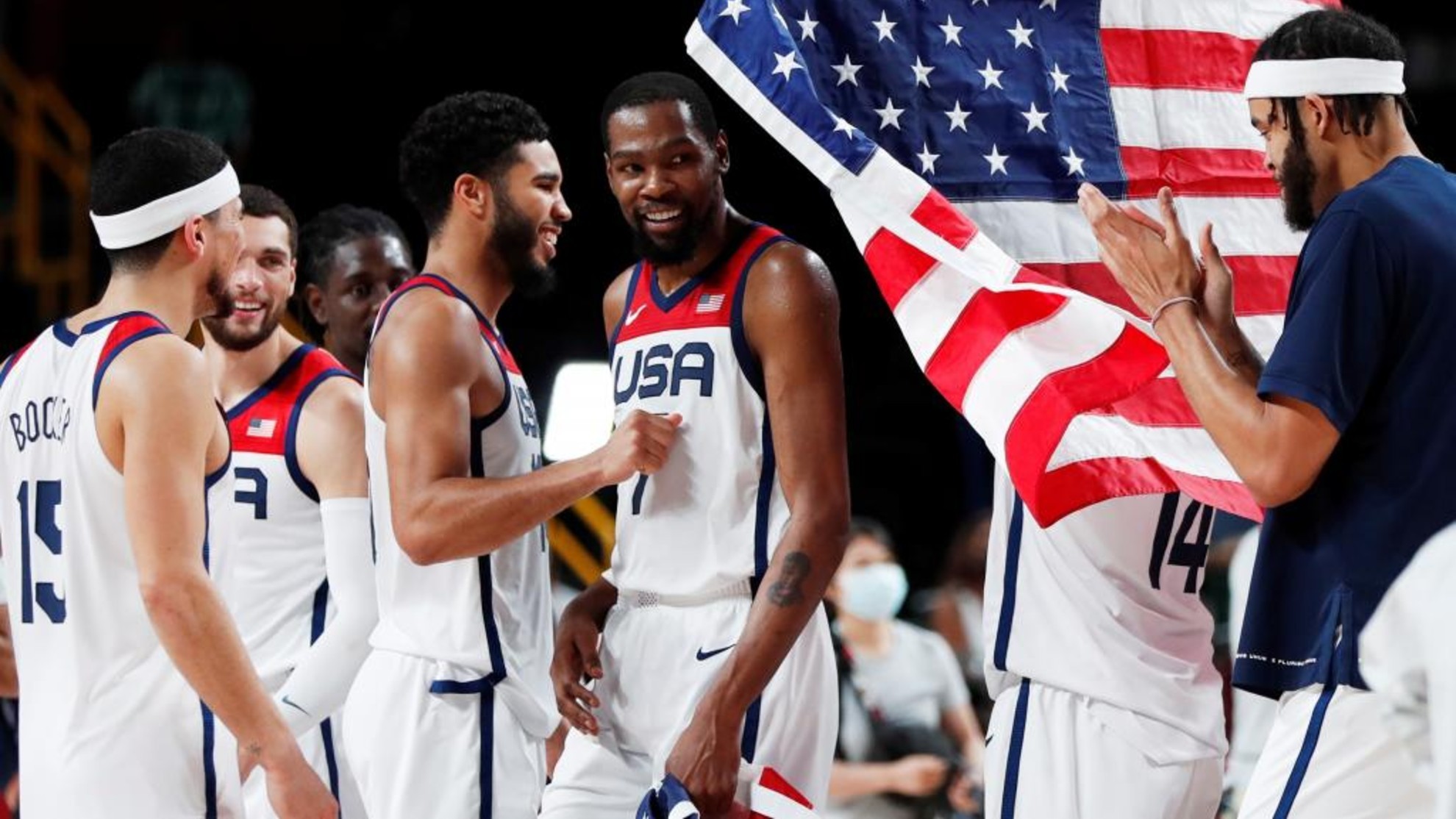 Durant celebra el oro con sus compañeros delante de la bandera de Estados Unidos.