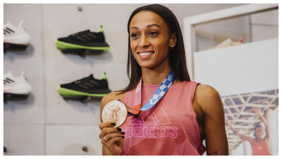 Ana Peleteiro posa sonriente con su medalla de bronce en la tienda Adidas de Gran Vía.