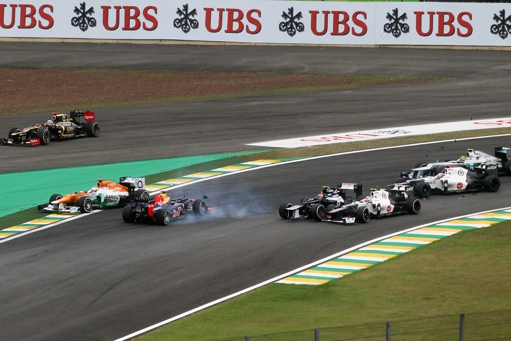 Choque entre Bruno Senna y Vettel en Brasil 2012