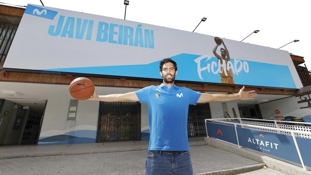 Javi Beirán posa delante de una gran pantalla en el Magariños que anuncia su fichajes.