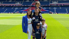 Leo Messi posa con toda su familia en el estadio Parque de los...