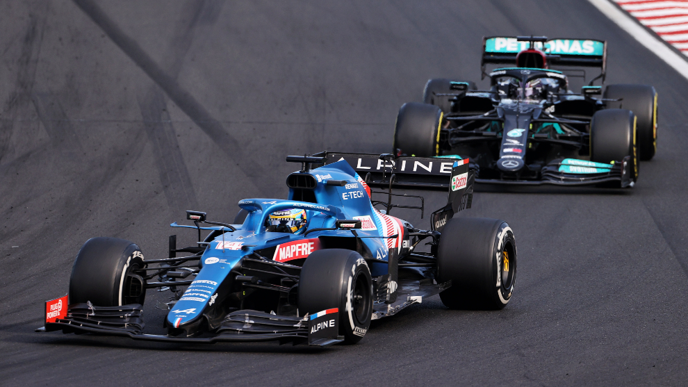 Alonso, sujetando a Hamilton.