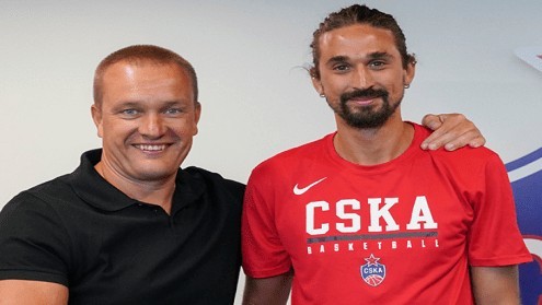 Alexei Shved posa con el presidente del CSKA, Andrey Vatutin.