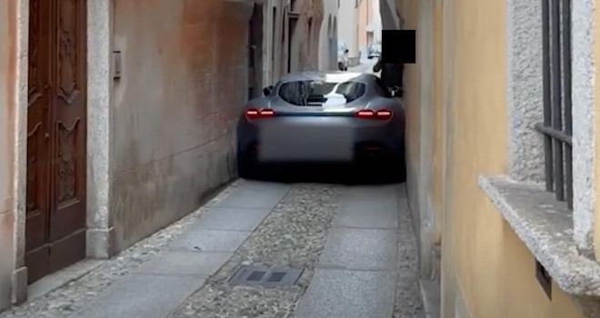 Un Ferrari Roma atrapado en una calle muy estrecha de Italia.