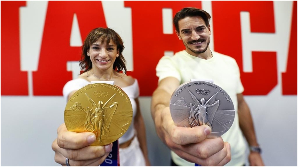 Sandra Sánchez y Damián Quintero posan con el oro y la plata olímpicos.