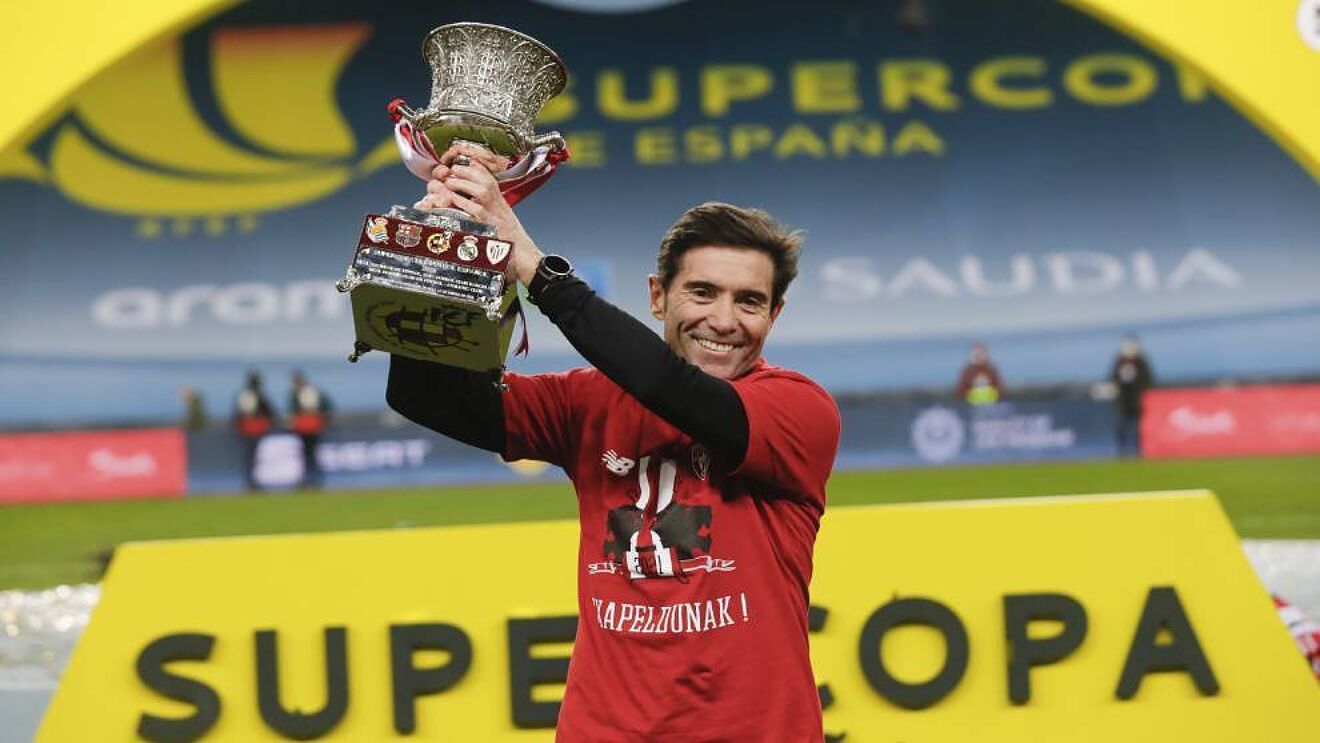 Marcelino alzando la Supercopa de Espaa ganada con el Athletic de Bilbao.