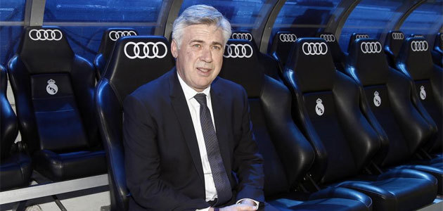 Carlo Ancelotti sentado en el banquillo del Real Madrid.