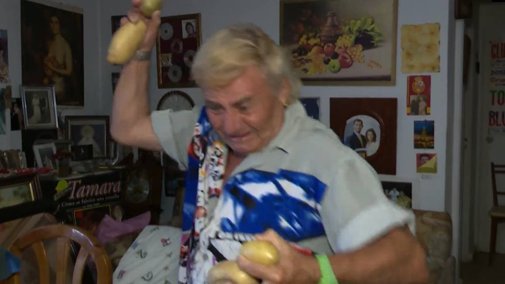 Tony Genil lanza patatas por el saln de su casa /
