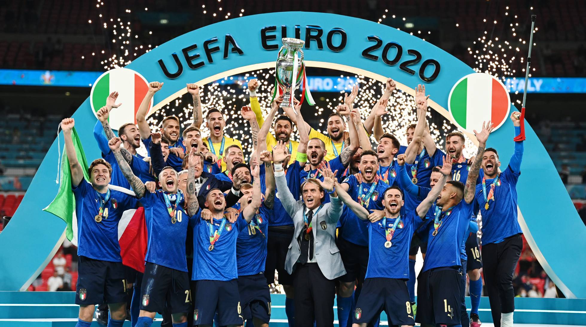 Italia levantando la Eurocopa.