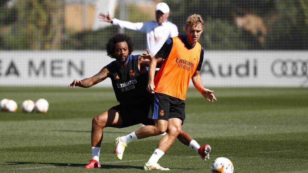 Odegaard, con Marcelo durante un entrenamiento ante la mirada de Ancelotti