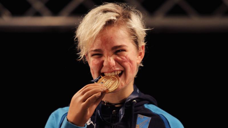 Bebe Vio (24) con una de las medallas conseguida.