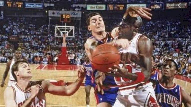 Michael Jordan recibe la dura falta de Bill Laimbeer.