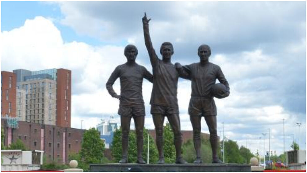 Estatua en los aledaos de Old Trafford representando a George Best, Denis Law y Bobby Charlton.