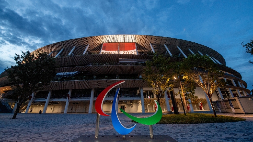 El estadio paralmpico de Tokio con el emblema paralmpico.