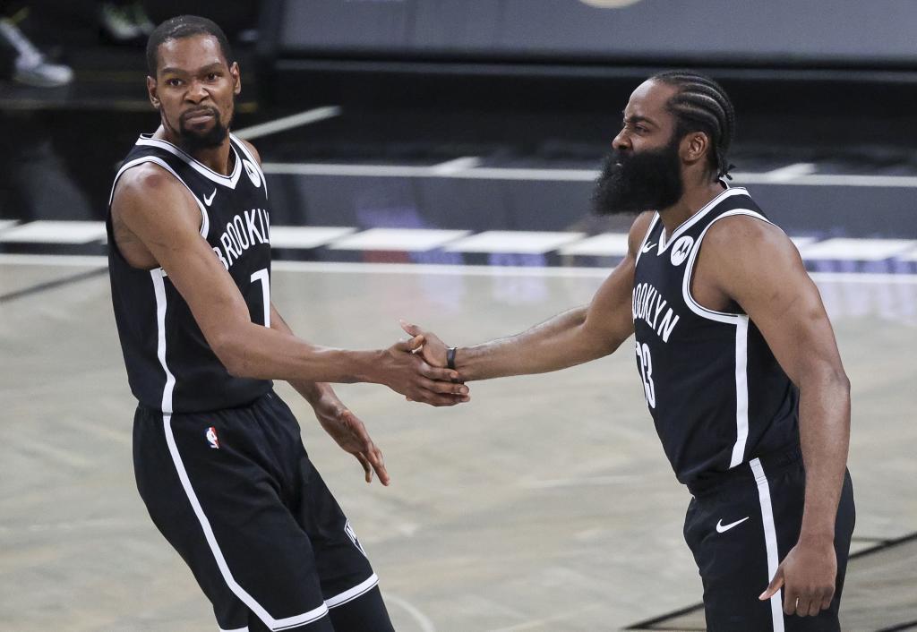 Kevin Durant y Kyrie Irving celebran una canasta de los Nets.
