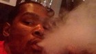 Kevin Durant, fumando en una imagen de 2014.