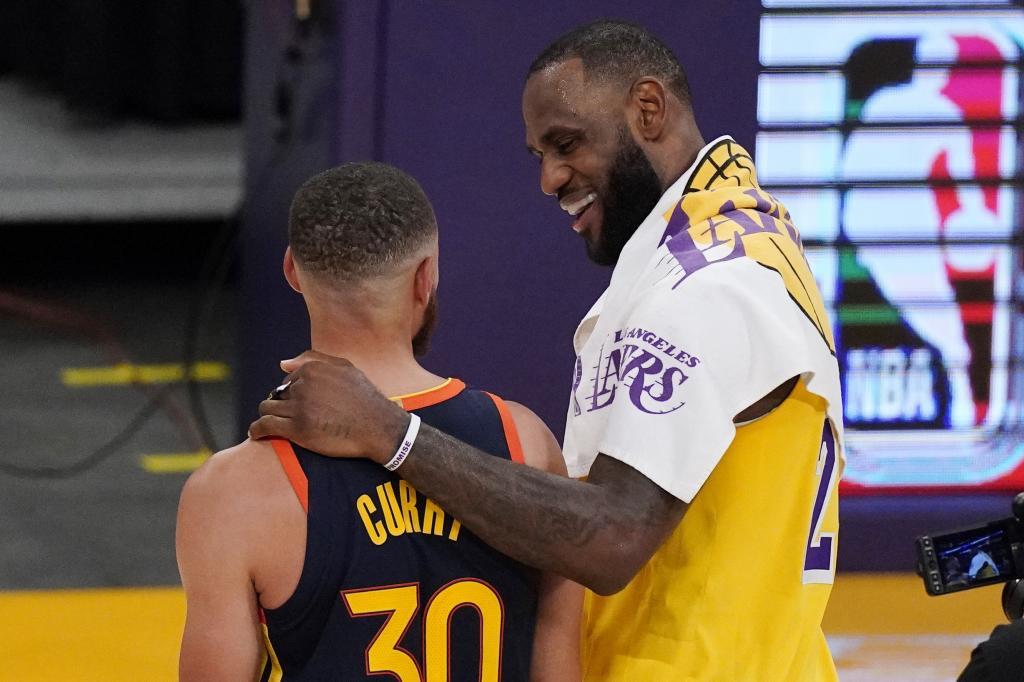 LeBron James consuela a Stephen Curry tras eliminar los Lakers a los Warriors en el pasado Play-in.