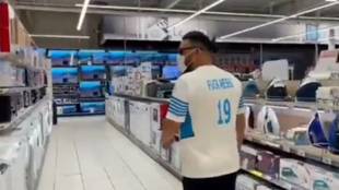 El aficionado del Marsella que revienta televisiones en una tienda... con una camisa con mensaje para Messi