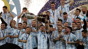 Argentina levantando la copa de campen en la Copa Amrica.