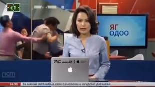 El vdeo de una presentadora de Mongolia que se ha vuelto viral... por lo que ocurre detrs de ella!