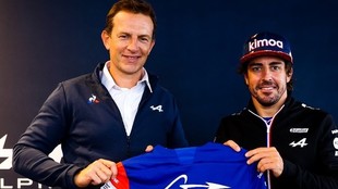 Laurent Rossi, CEO de Alpone Cars y Fernando Alonso, con la camiseta...