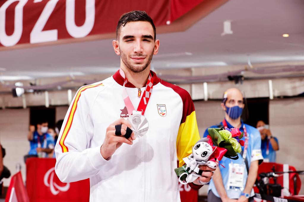 Sergio Ibáñez, con la medalla de plata en -66 kg.