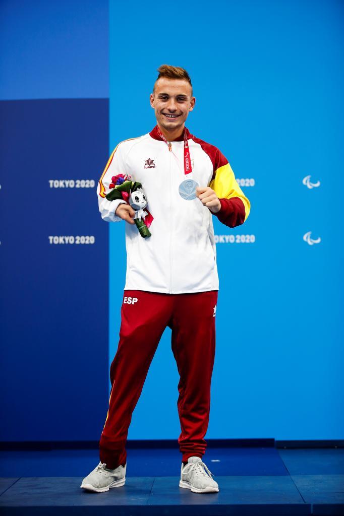 Iñigo Llopis posa con su medalla de plata paralímpica.