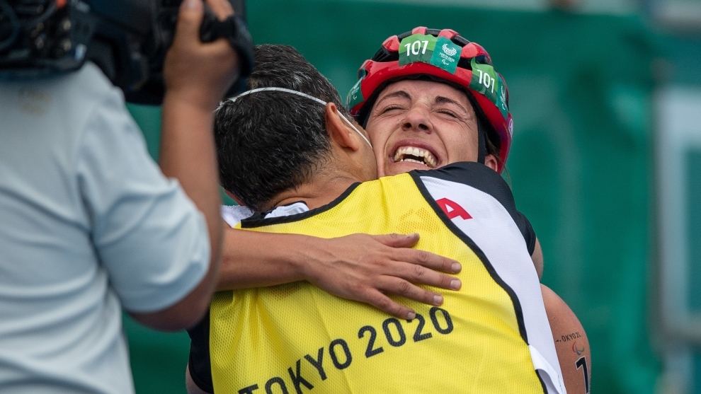 Eva se abraza a Ángel Salamanca, su pareja y hoy handler, tras ganar el bronce.