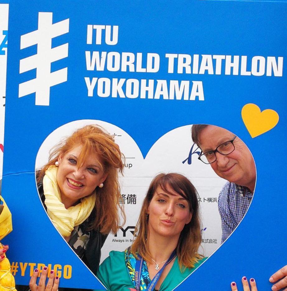 Eva, junto a sus padres en unas Series Mundiales en Yokohama.