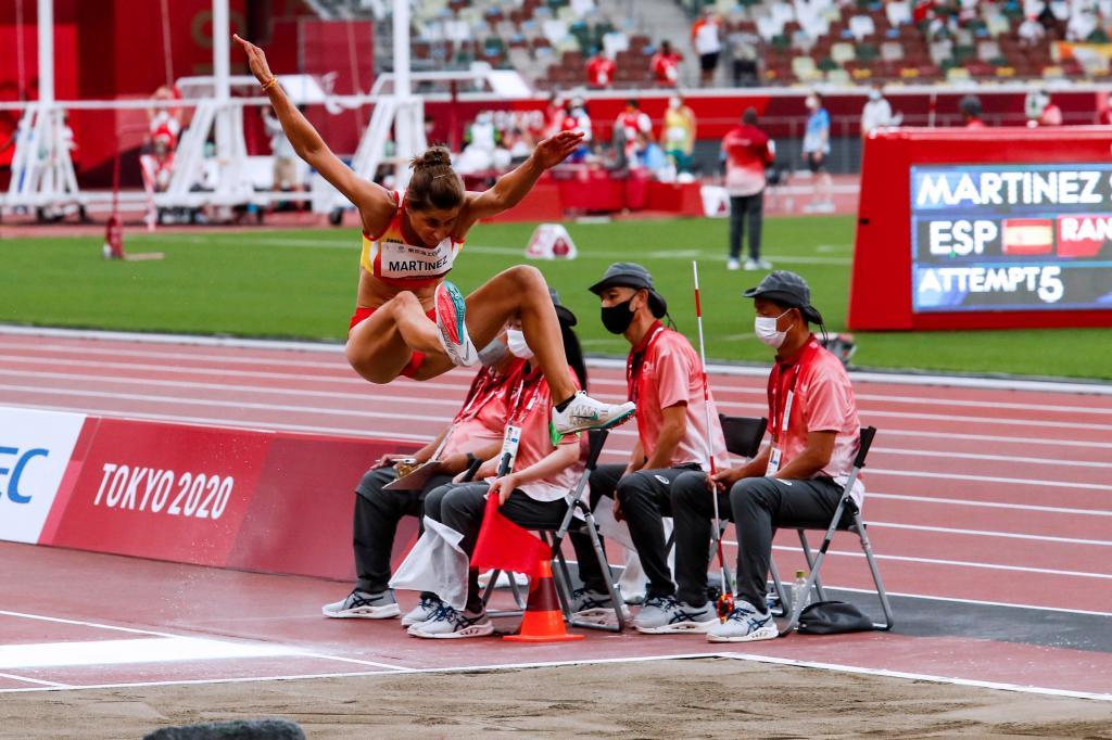 Sara Martnez durante el concurso de saltos de longitud en Tokio.