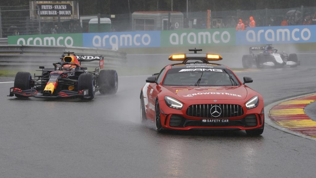 Verstappen y Russell, tras el coche de seguridad, en la carrera del GP de Bélgica 2021.