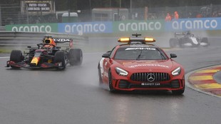 Verstappen y Russell, tras el coche de seguridad, en la carrera del GP...