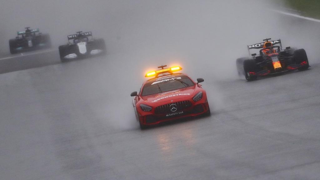 Verstappen, Russell y Hamilton tras el coche de seguridad en la no carrera de Spa.